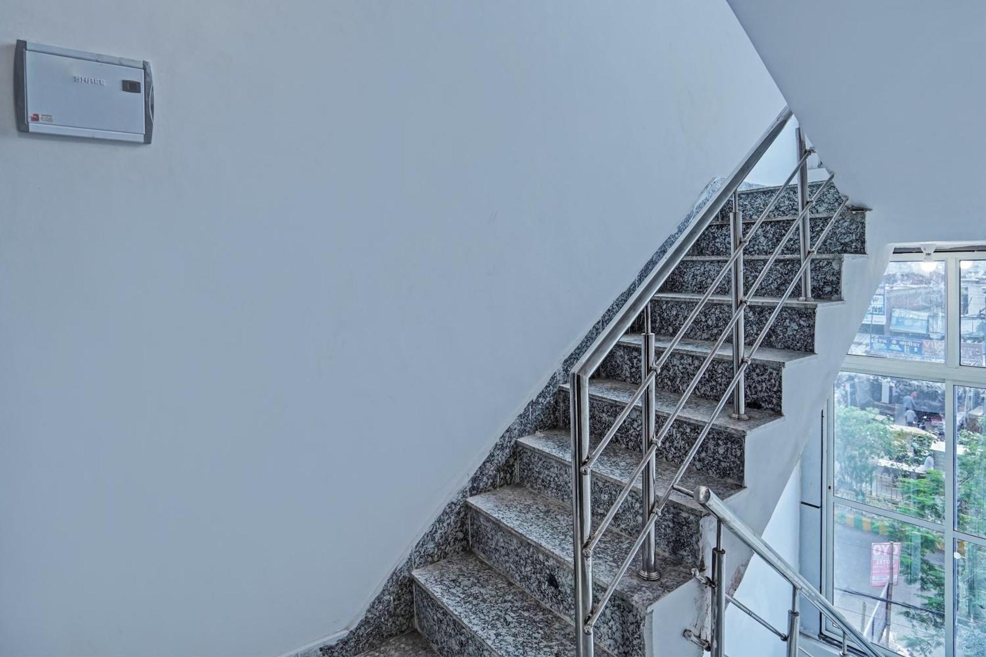 Oyo Flagship Evergreen Tower Hotel Ghaziabad Extérieur photo